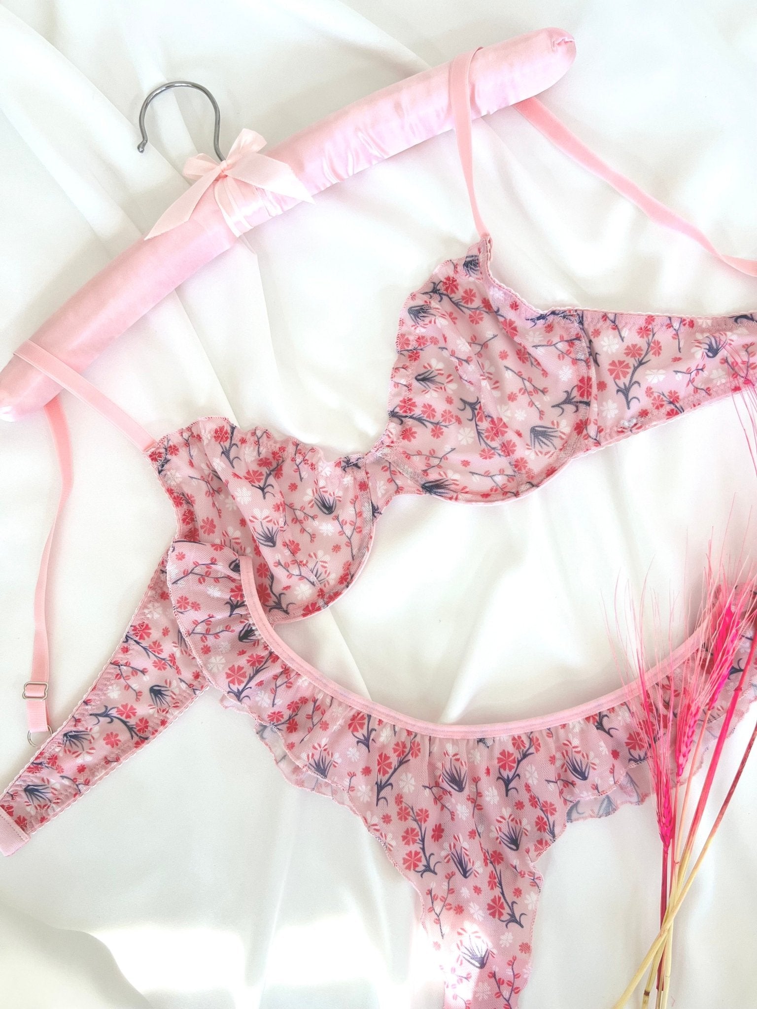 Butterfly Pembe Tül Çiçek Desenli Balenli Kapsız Fırfırlı Bralette Sütyen Tanga İç Çamaşırı Takımı Alt Üst 2 Parça